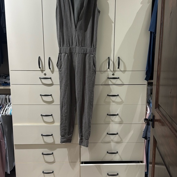 Monrow Green V-Neck Jumpsuit with Tapered Legs - Picture 3 of 6